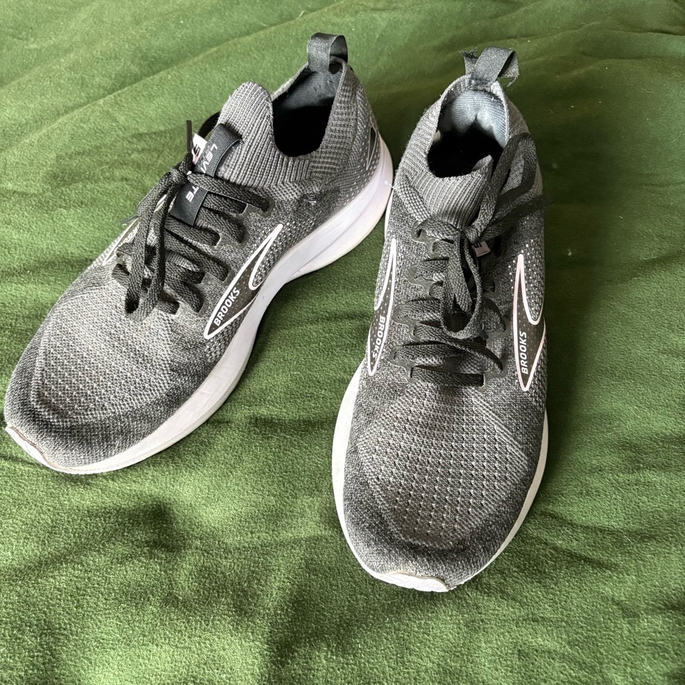 Brooks Levitate 5 slip on sneakers